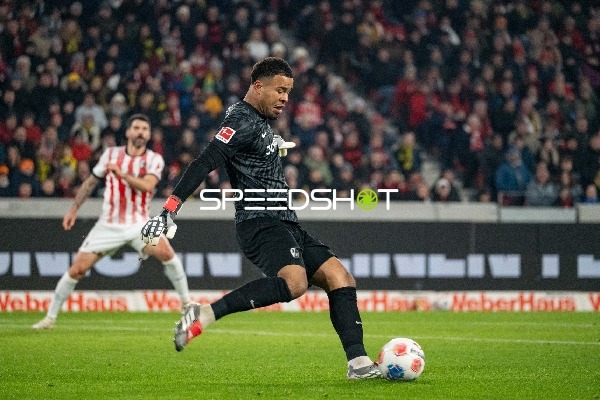 Torwart Noah Atubolu (1; SC Freiburg) am Ball