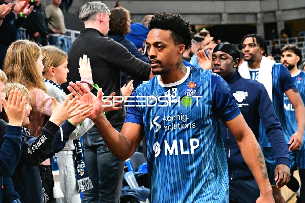 Eric Reed Jr. (43; MLP Academics Heidelberg) und Teamkollegen am Spielfeldrand