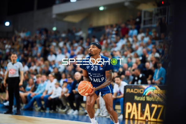 Michael Weathers (20; MLP Academics Heidelberg) wirft auf den Korb