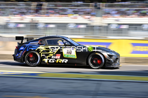 Rennfahrzeug auf der Rennstrecke