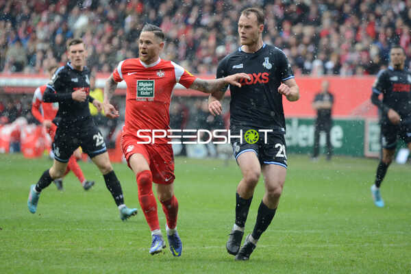 Fußball I Herren I Saison 2021-2022 I 3.Liga I 32.Spieltag I 1. FC Kaiserslautern - MSV Duisburg I 02.04.2022 Mike Wunderlich (#28, 1. FC Kaiserslautern) gegen Vincent Gembalies (#26, MSV Duisburg) im Laufduell
Ort: Kaiserslautern, Germany
Datum: 02.04.2022