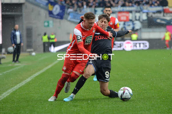Fußball I Herren I Saison 2021-2022 I 3.Liga I 32.Spieltag I 1. FC Kaiserslautern - MSV Duisburg I 02.04.2022 Zweikampf zwischen Alaa Bakir (#9, MSV Duisburg) und Mike Wunderlich (#28, 1. FC Kaiserslautern)
Ort: Kaiserslautern, Germany
Datum: 02.04.2022