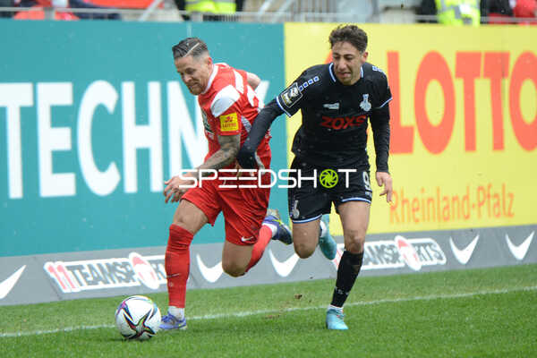 Fußball I Herren I Saison 2021-2022 I 3.Liga I 32.Spieltag I 1. FC Kaiserslautern - MSV Duisburg I 02.04.2022 Mike Wunderlich (#28, 1. FC Kaiserslautern) im Laufduell mit Alaa Bakir (#9, MSV Duisburg)
Ort: Kaiserslautern, Germany
Datum: 02.04.2022