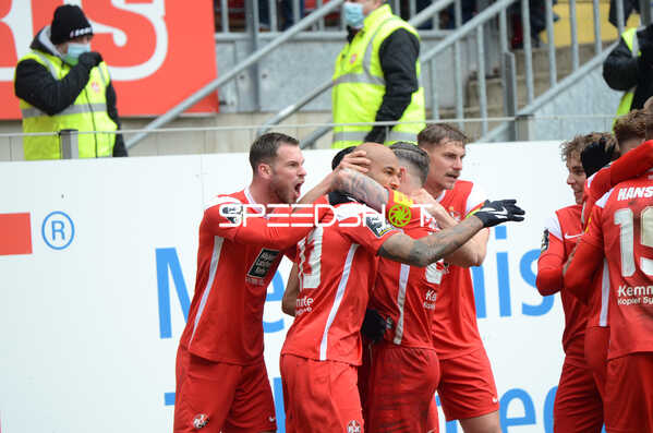 Fußball I Herren I Saison 2021-2022 I 3.Liga I 32.Spieltag I 1. FC Kaiserslautern - MSV Duisburg I 02.04.2022 Torjubel der Mannschaft vom 1. FC Kaiserslautern nach dem 1:0 von Terrence Anthony Boyd (#13, 1. FC Kaiserslautern)
Ort: Kaiserslautern, Germany
Datum: 02.04.2022