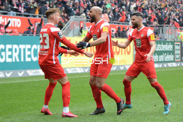Fußball I Herren I Saison 2021-2022 I 3.Liga I 32.Spieltag I 1. FC Kaiserslautern - MSV Duisburg I 02.04.2022 Jubel von Philipp Maximilian Hercher (#23, 1. FC Kaiserslautern), Terrence Anthony Boyd (#13, 1. FC Kaiserslautern) und Hikmet Ciftci (#6, 1. FC Kaiserslautern)
Ort: Kaiserslautern, Germany
Datum: 02.04.2022