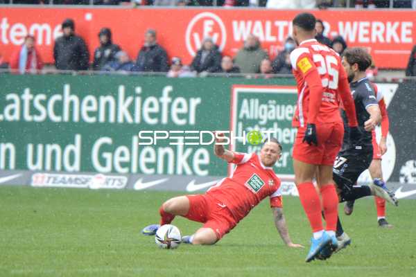 Fußball I Herren I Saison 2021-2022 I 3.Liga I 32.Spieltag I 1. FC Kaiserslautern - MSV Duisburg I 02.04.2022 Grätsche von Mike Wunderlich (#28, 1. FC Kaiserslautern) gegen Niko Bretschneider (#27, MSV Duisburg), v. Simon Stehle (#25, 1. FC Kaiserslautern)
Ort: Kaiserslautern, Germany
Datum: 02.04.2022