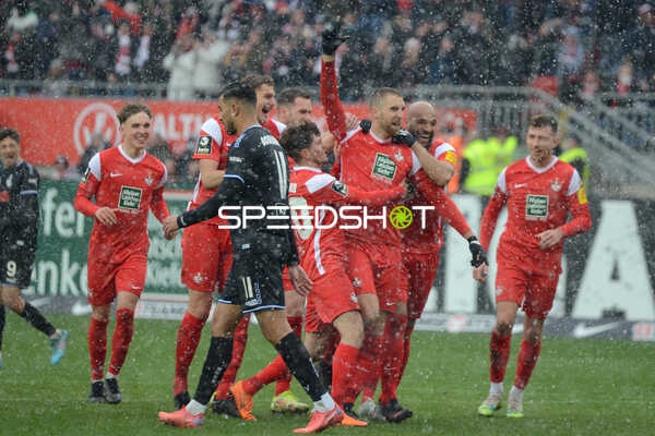 Fußball I Herren I Saison 2021-2022 I 3.Liga I 32.Spieltag I 1. FC Kaiserslautern - MSV Duisburg I 02.04.2022 Jubel der Mannschaft vom 1. FC Kaiserslautern beim 4:0 von Alexander Winkler (#4, 1. FC Kaiserslautern)
Ort: Kaiserslautern, Germany
Datum: 02.04.2022