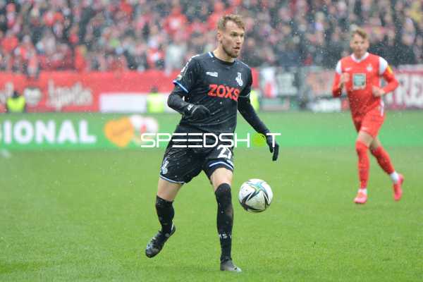 Fußball I Herren I Saison 2021-2022 I 3.Liga I 32.Spieltag I 1. FC Kaiserslautern - MSV Duisburg I 02.04.2022 Ballannahme von Niko Bretschneider (#27, MSV Duisburg)
Ort: Kaiserslautern, Germany
Datum: 02.04.2022