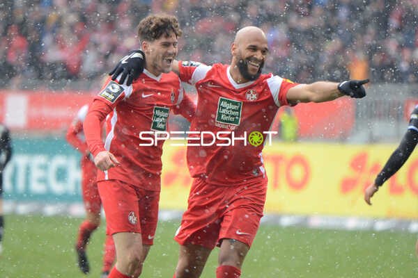 Fußball I Herren I Saison 2021-2022 I 3.Liga I 32.Spieltag I 1. FC Kaiserslautern - MSV Duisburg I 02.04.2022 Jubel von Terrence Anthony Boyd (#13, 1. FC Kaiserslautern) und Marlon Maurice Ritter (#7, 1. FC Kaiserslautern) nach seinem Tor zum 5:0
Ort: Kaiserslautern, Germany
Datum: 02.04.2022