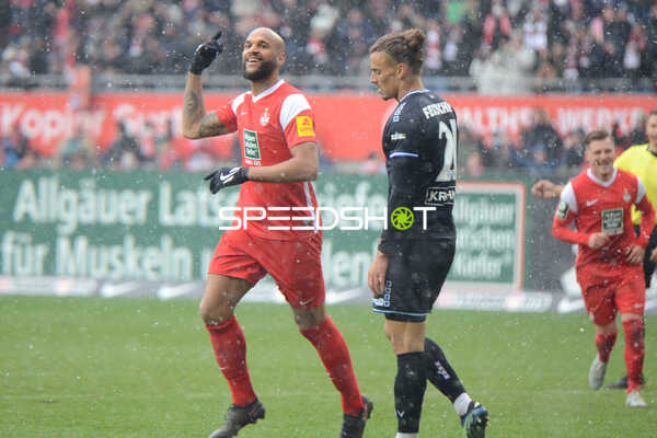 Fußball I Herren I Saison 2021-2022 I 3.Liga I 32.Spieltag I 1. FC Kaiserslautern - MSV Duisburg I 02.04.2022 Jubel von Terrence Anthony Boyd (#13, 1. FC Kaiserslautern) vor Rolf Feltscher (#21, MSV Duisburg)
Ort: Kaiserslautern, Germany
Datum: 02.04.2022