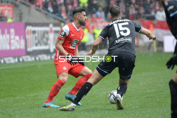 Fußball I Herren I Saison 2021-2022 I 3.Liga I 32.Spieltag I 1. FC Kaiserslautern - MSV Duisburg I 02.04.2022 Anil Gözütok (#27, 1. FC Kaiserslautern) im Duell mit Tobias Fleckstein (#15, MSV Duisburg)
Ort: Kaiserslautern, Germany
Datum: 02.04.2022
