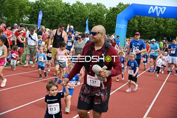 Gemeinsamer Lauf beim TVE Sommerlauf Edingen 2025