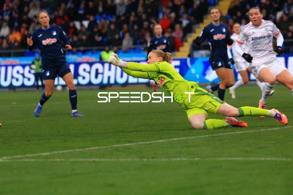 Torwartparade und Abwehraktion