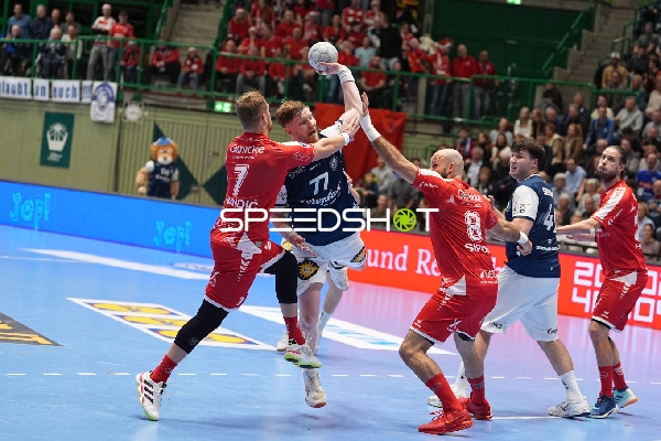 Johannes Wasielewski (77; Bergischer HC) und Olle Forsell_Schefvert (25; MT Melsungen) in Zweikampf