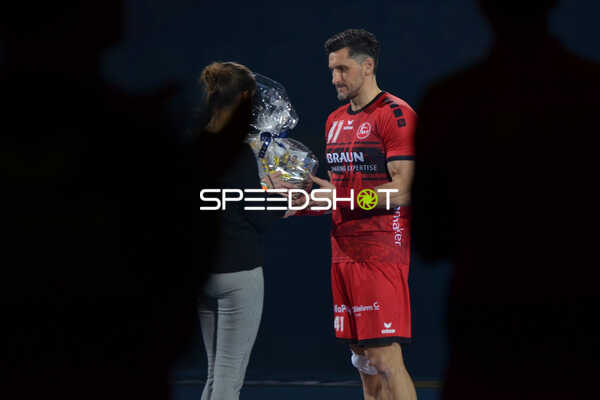 Handball I Herren I Saison 2021-2022 I Liqui Moly Handballbundesliga I 24.Spieltag I Rhein-Neckar Löwen - MT Melsungen I 13.03.2022 Alexander Petersson (#41, MT Melsungen) zu Tränen gerührt nach seiner Ehrung bei den Rhein-Neckar Löwen
Ort: Mannheim, Germany
Datum: 13.03.2022
