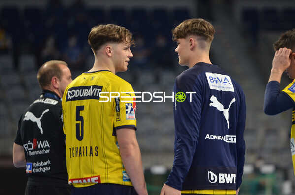 Handball I Herren I Saison 2021-2022 I Liqui Moly Handballbundesliga I 24.Spieltag I Rhein-Neckar Löwen - MT Melsungen I 13.03.2022 Besprechung zwischen Lion Zacharias (#5, Rhein-Neckar Löwen) und David More (#15, Rhein-Neckar Löwen)
Ort: Mannheim, Germany
Datum: 13.03.2022