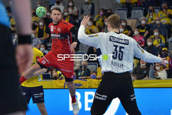 Handball I Herren I Saison 2021-2022 I Liqui Moly Handballbundesliga I 24.Spieltag I Rhein-Neckar Löwen - MT Melsungen I 13.03.2022 Yves Kunkel (#15, MT Melsungen) beim Wurf gegen Joel Birlehm (#35, Rhein-Neckar Löwen)
Ort: Mannheim, Germany
Datum: 13.03.2022