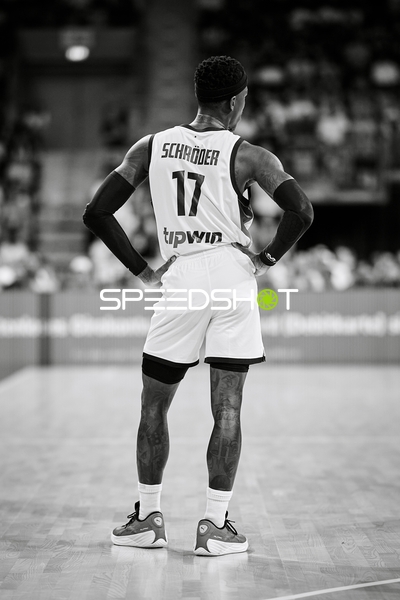 Dennis Schröder (17; Deutschland) auf dem Court