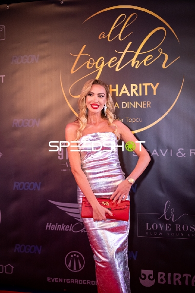 Elegante Gästin beim Charity Gala Dinner