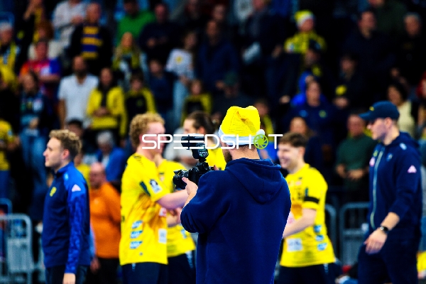 Ein Fotograf nimmt Bilder von den Spielern auf.