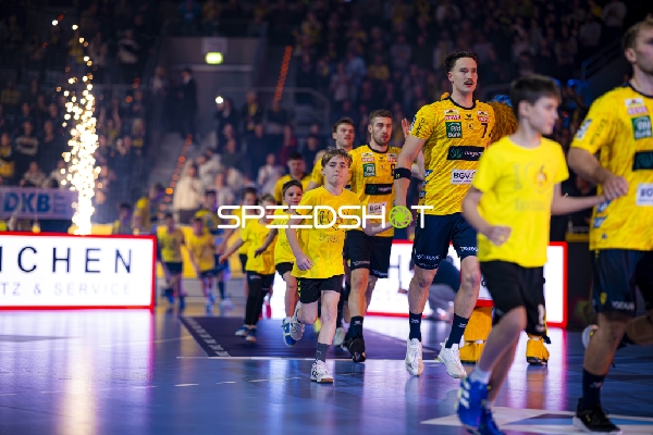 Einlauf von Robert Timmermeister (7; Rhein Neckar Löwen), Tim Nothdurft (28; Rhein Neckar Löwen) und Steven Plucnar Jacobsen (9; Rhein Neckar Löwen)