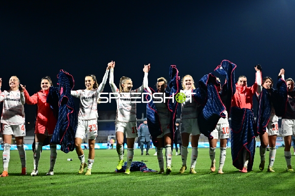 Spielerinnen feiern gemeinsam