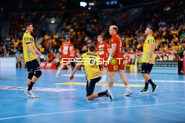 Ein Spieler von Rhein Neckar Löwen kniet auf dem Spielfeld.