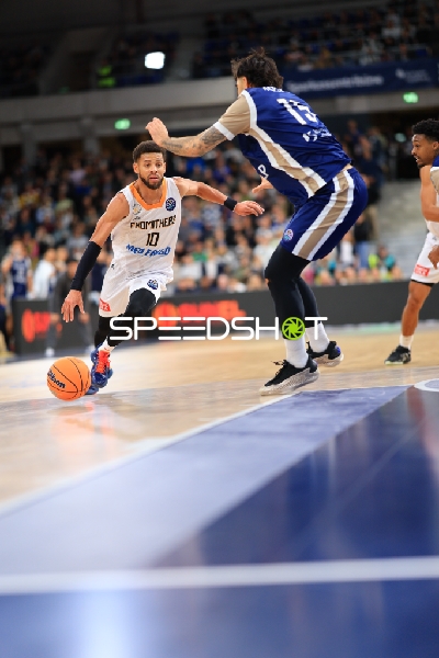 Kendale McCullum (10; Promitheas Patras Vikos Cola) und Marcel Keßen (15; MLP Academics Heidelberg) in Aktion