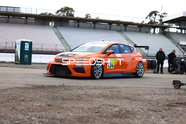 Orangefarbenes Rennauto auf dem Hockenheimring