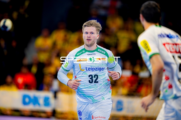 Franz Semper (32, SC DHfK Leipzig) mit Ball