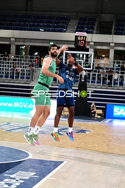 Direktes Duell um den Ball