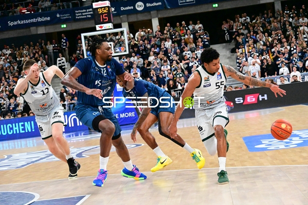 Osun Osunniyi (12; MLP Academics Heidelberg) verteidigt gegen Eli Brooks (55; Gladiators Trier)