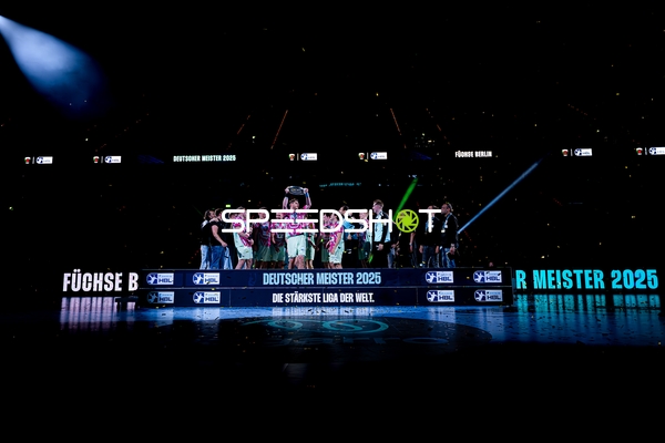 Mannschaft feiert Meisterschaft