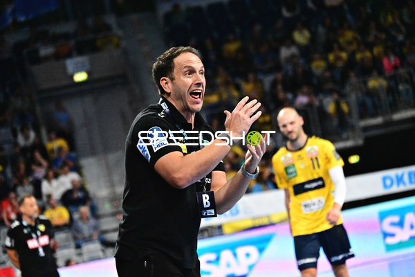 Trainer Raul Alonso (Trainer; SC DHfK Leipzig) gibt Anweisungen