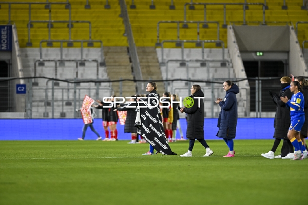 Spielerinnen verlassen Spielfeld