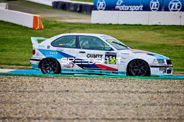 Andreas Müß im BMW 318i Cup beim Fahren