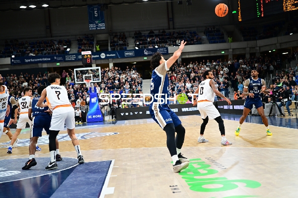 Basketball-Situation mit Michael Weathers (20; MLP Academics Heidelberg) und Rob Gray (32; Promitheas Patras Vikos Cola)