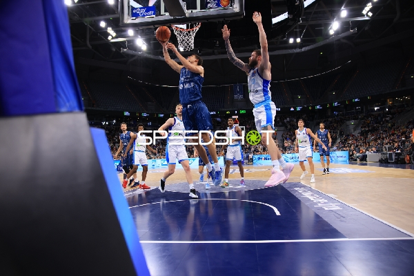 Spielaktion mit DJ Horne (0; MLP Academics Heidelberg) am Korb