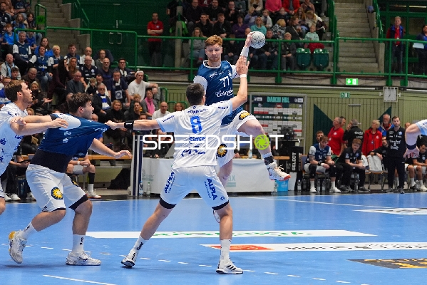 Johannes Wasielewski (77; Bergischer HC) und Frederik Simak (8; TBV Lemgo) in Aktion