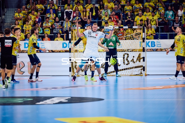 Ein Spieler von MT Melsungen versucht, ein Tor gegen die Rhein Neckar Löwen zu erzielen.