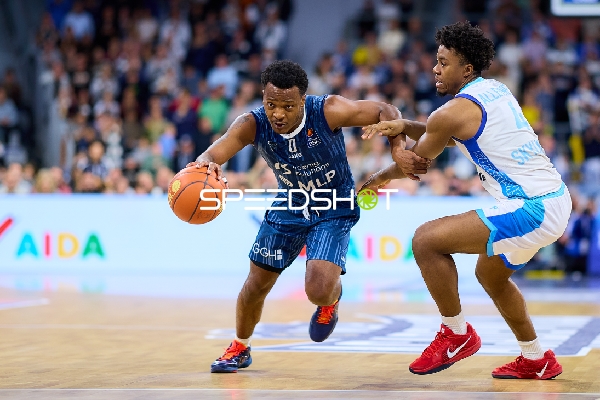 Nahiem Alleyne (4; Frankfurt Skyliners) und DJ Horne (0; MLP Academics Heidelberg) in Aktion