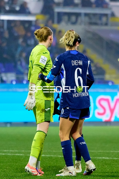 Torwart und Spielerin