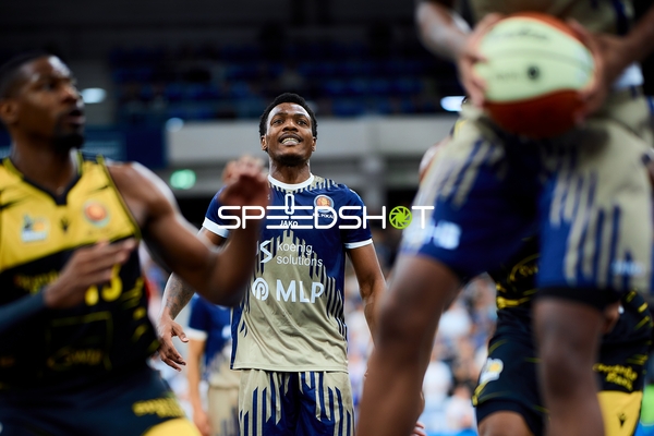 DJ Horne (0; MLP Academics Heidelberg) gegen Yorman Polas Bartolo (13; MHP Riesen Ludwigsburg)