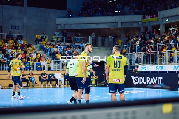 Spielbesprechung der Rhein Neckar Löwen auf dem Feld.