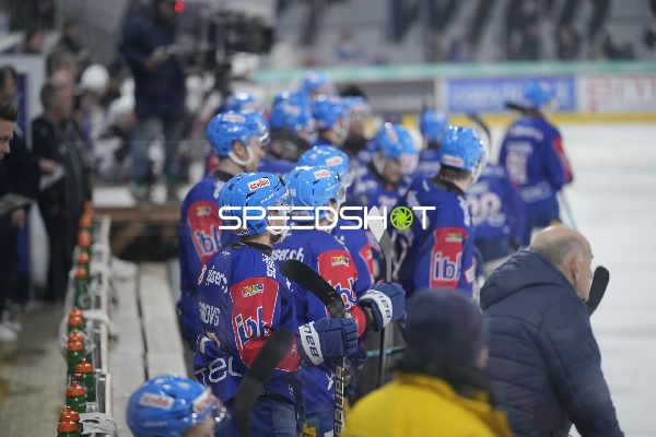 Spieler von EHC Kloten an der Bande