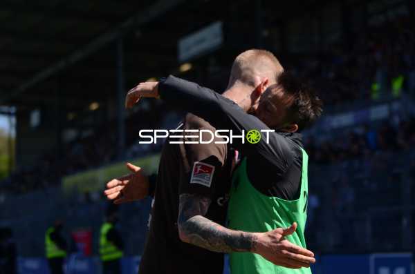 Fußball I Herren I Saison 2021-2022 I 2. Bundesliga I 30.Spieltag I SV Sandhausen - FC St. Pauli I 16.04.2022 Simon Christoffersen (#16, FC St. Pauli) und sein Aufwärmtrainer nach seiner Auswechslung
Ort: Sandhausen, Germany
Datum: 16.04.2022