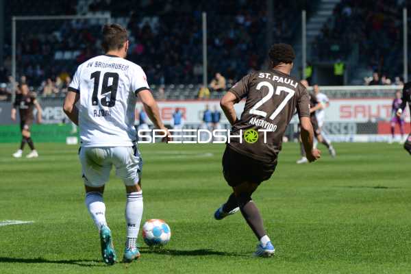 Fußball I Herren I Saison 2021-2022 I 2. Bundesliga I 30.Spieltag I SV Sandhausen - FC St. Pauli I 16.04.2022 Pass von Etienne Amenyido (#27, FC St. Pauli), v.li. Bashkim Ajdini
Ort: Sandhausen, Germany
Datum: 16.04.2022