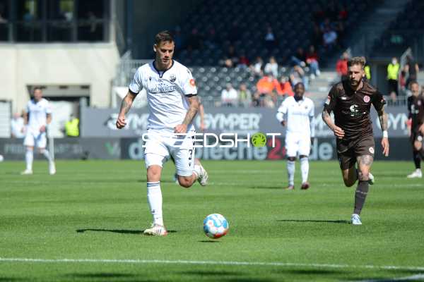 Fußball I Herren I Saison 2021-2022 I 2. Bundesliga I 30.Spieltag I SV Sandhausen - FC St. Pauli I 16.04.2022 Dario Dumic (#3, SV Sandhausen) wird von Marcel Hartel (#30, FC St. Pauli) verfolgt
Ort: Sandhausen, Germany
Datum: 16.04.2022