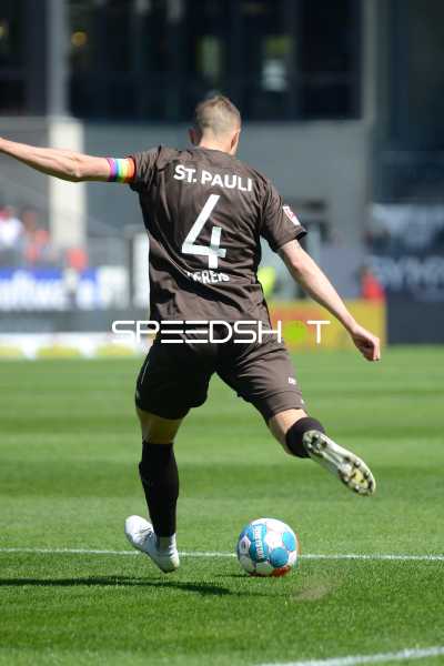 Fußball I Herren I Saison 2021-2022 I 2. Bundesliga I 30.Spieltag I SV Sandhausen - FC St. Pauli I 16.04.2022 Philipp Ziereis (#4, FC St. Pauli) am Ball
Ort: Sandhausen, Germany
Datum: 16.04.2022