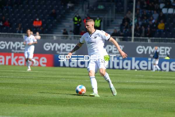 Fußball I Herren I Saison 2021-2022 I 2. Bundesliga I 30.Spieltag I SV Sandhausen - FC St. Pauli I 16.04.2022 Tom Trybull (#28, SV Sandhausen) am Ball
Ort: Sandhausen, Germany
Datum: 16.04.2022
